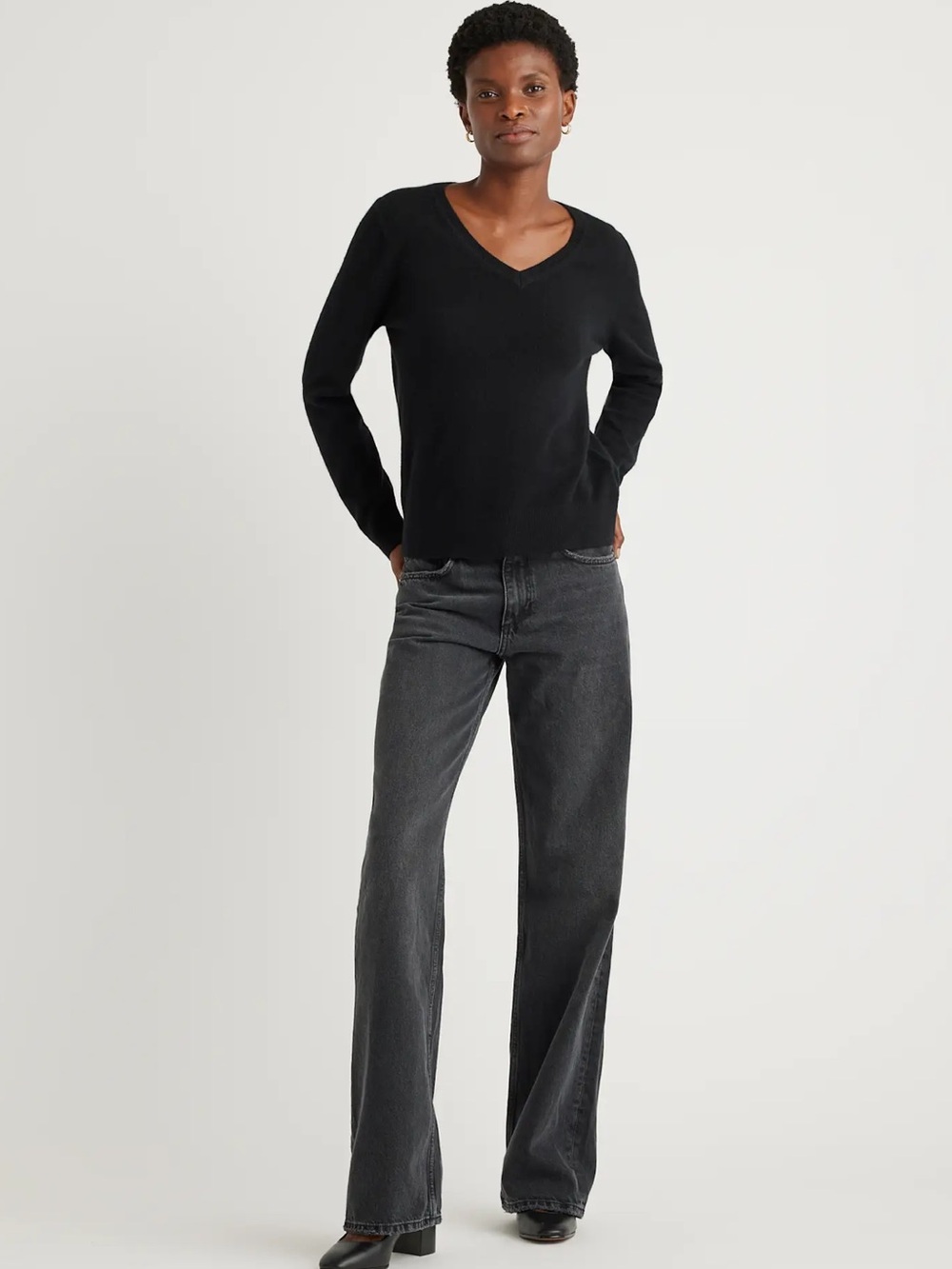 Quince -  Mongolian Cashmere V-Neck Sweater